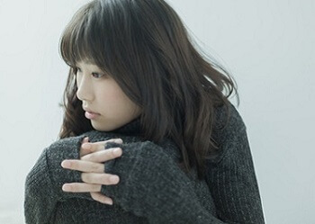 冬の紫外線対策について考える女性