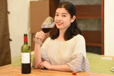 適度な飲酒でエイジングケアを行う女性