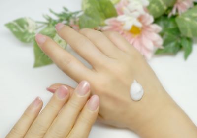 手荒れをハンドクリームでケアする女性