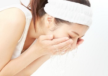 クレンジングでいちご鼻を予防・改善する女性