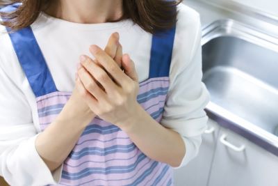 手湿疹に悩む女性