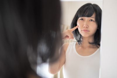 便秘で肌荒れに悩む女性
