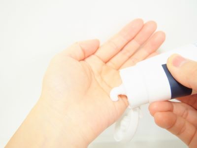 手荒れをハンドクリームでケアする女性