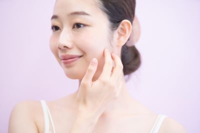 美白化粧水の効果を実感する女性