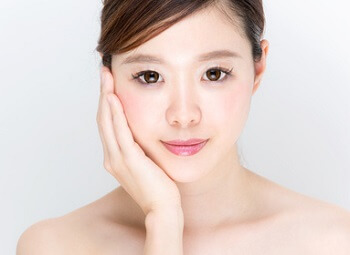 セラミド美容液を使う美肌の女性