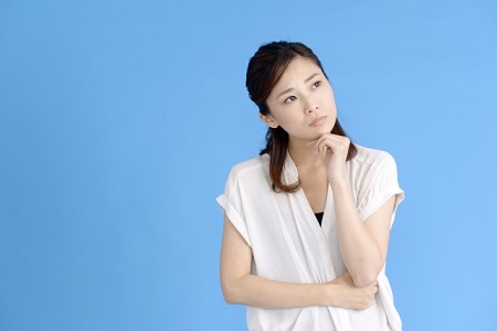 肌の肌理について考える女性