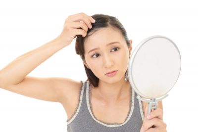 しわができやすいおでこを気にする女性