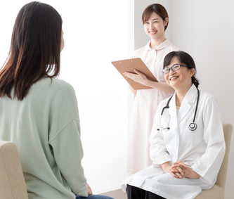 肌荒れを治療する皮膚科の女医