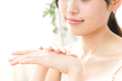 ハンドクリームで手肌の保湿力を高める女性