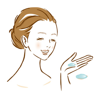 保湿を考えたエイジングケア化粧水を使う女性