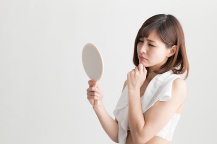 化粧水の前に老化原因を考える女性