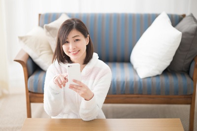 サプリメントを選ぶ女性