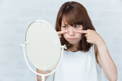 クレンジングの失敗でくまを気にする女性