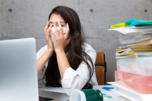 花粉の飛散状況が気になる女性