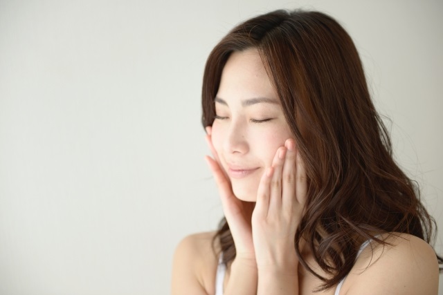 ノンアルコール化粧品で美肌になりたい女性