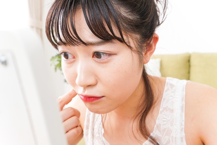 乾燥によるほうれい線が気になる女性