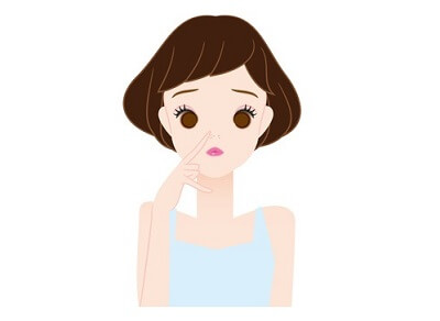 鼻の産毛が目立つ女性