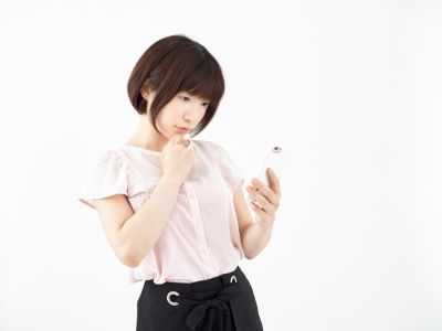 化粧水はハンドプレスで浸透力や保湿効果が高まるのか調べる女性