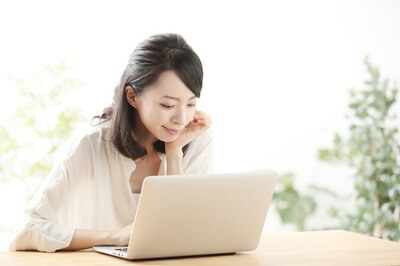 水添レシチンを調べる女性