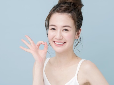 石鹸のメリットを伝える女性
