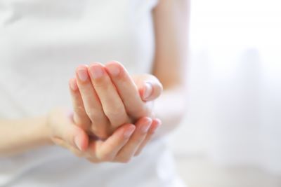 進行性指掌角皮症に悩む女性