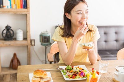 食べ物で肌荒れを予防する女性