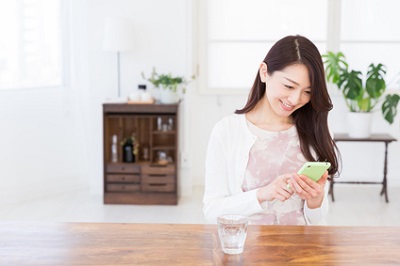ほうれい線ケアのオールインワンクリームを選ぶ女性