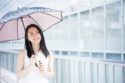 紫外線の対策に気を抜かない女性