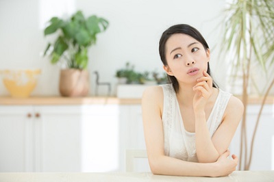 クレンジングの役割について考える女性