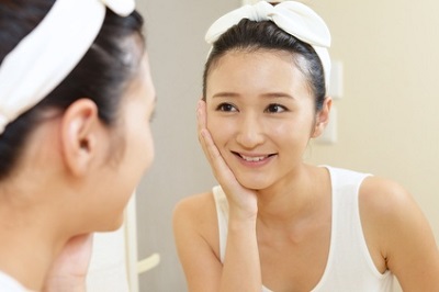くすみのお手入れをする女性