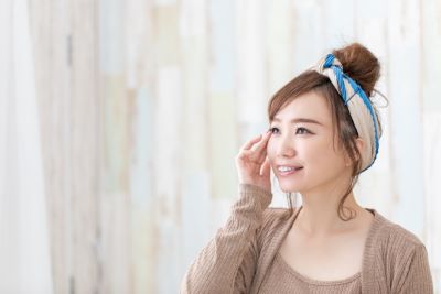 紫外線対策と保湿と洗顔でエイジングケアする女性