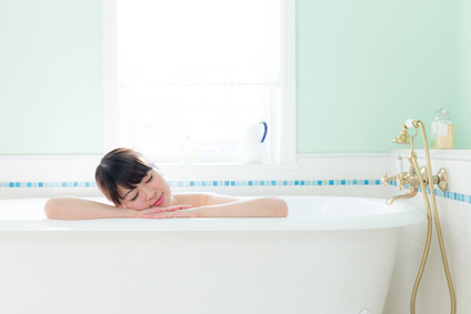お風呂でストレスを解消する女性