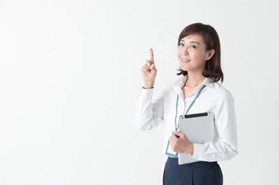 ビタミンEの基礎知識を説明する女性