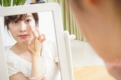 美容液のテクスチャーを確認する女性