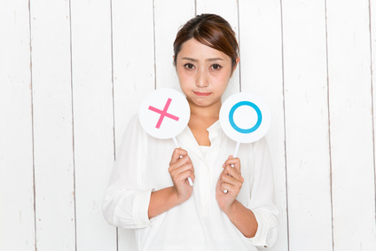 OKかどうかを考える女性