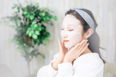フェイスマスクで美肌になった女性