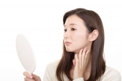 マスクによる色素沈着やシミが気になる女性