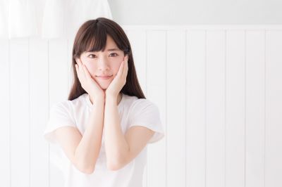 エイジングケアにコラーゲンが必要か考える女性