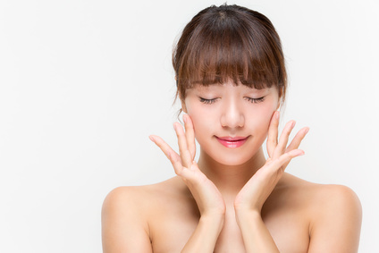 ワセリンを使用する女性