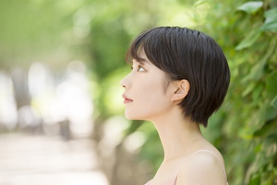 フケが気になる女性