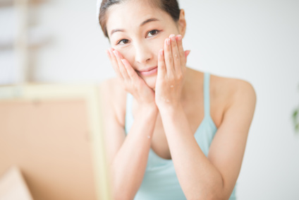 化粧水を使う50代女性