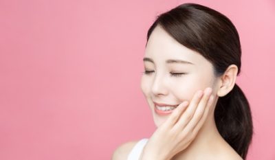 エモリエント成分で潤う女性
