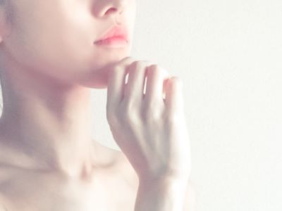 毛穴を気にする女性