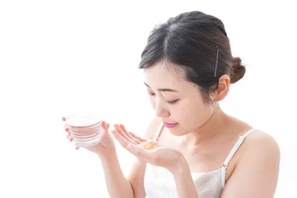 サプリメントを服用する女性