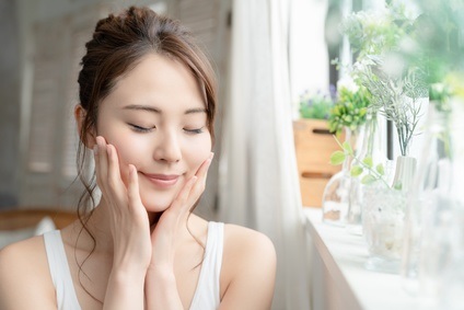 ワセリンをスキンケアに活用する女性