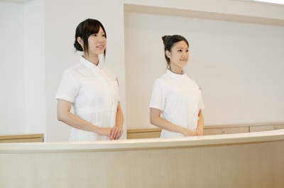 美容皮膚科の受付の女性
