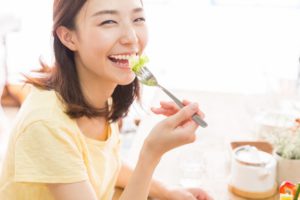 食べ物で紫外線対策をしようとする女性