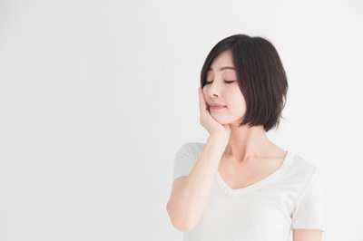 皮脂腺と体臭について考える女性