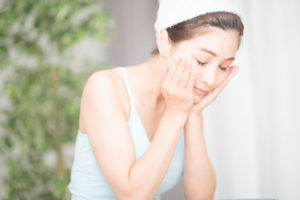 間違った洗顔やクレンジングを行う女性