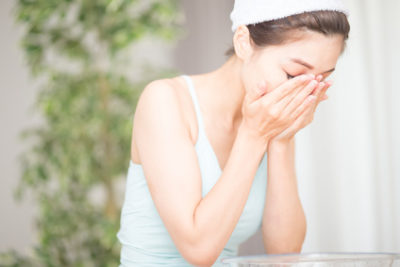 正しい手順で洗顔をする女性